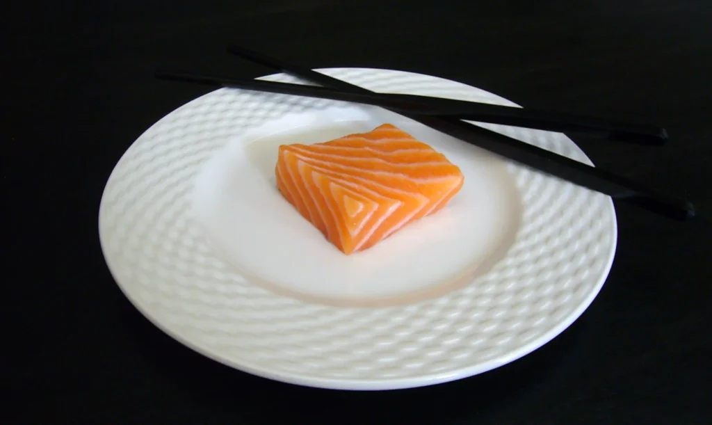 Fatias de sashimi de salmão organizadas para servir.