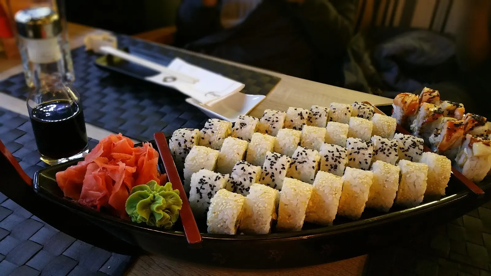 Seleção de sushi maki servida com gengibre e wasabi