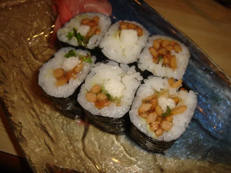 Hossomaki servido em pequenos rolos com nori por fora