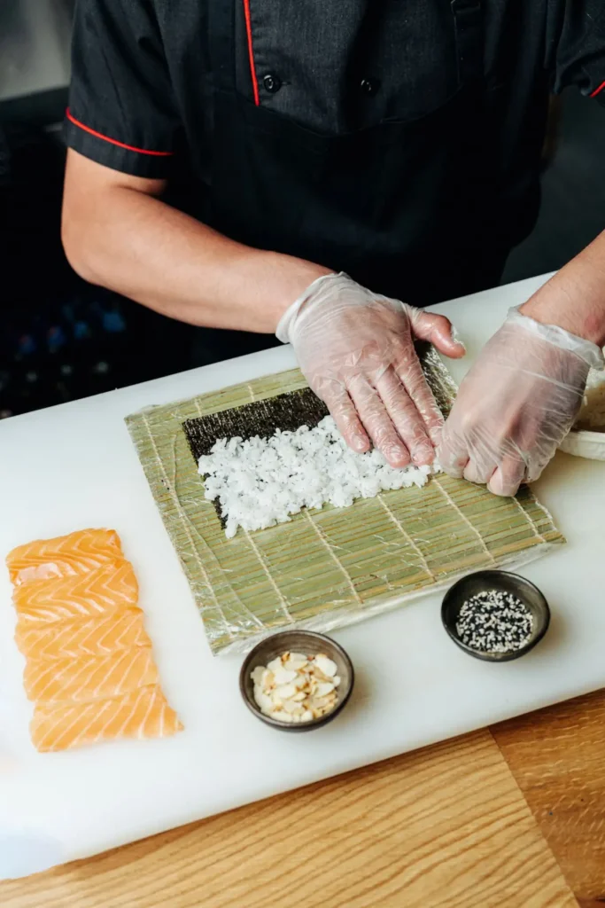 Como fazer sushi | Comidas Asiáticas preparo sushi arroz nori esteira | Comidas Asiáticas