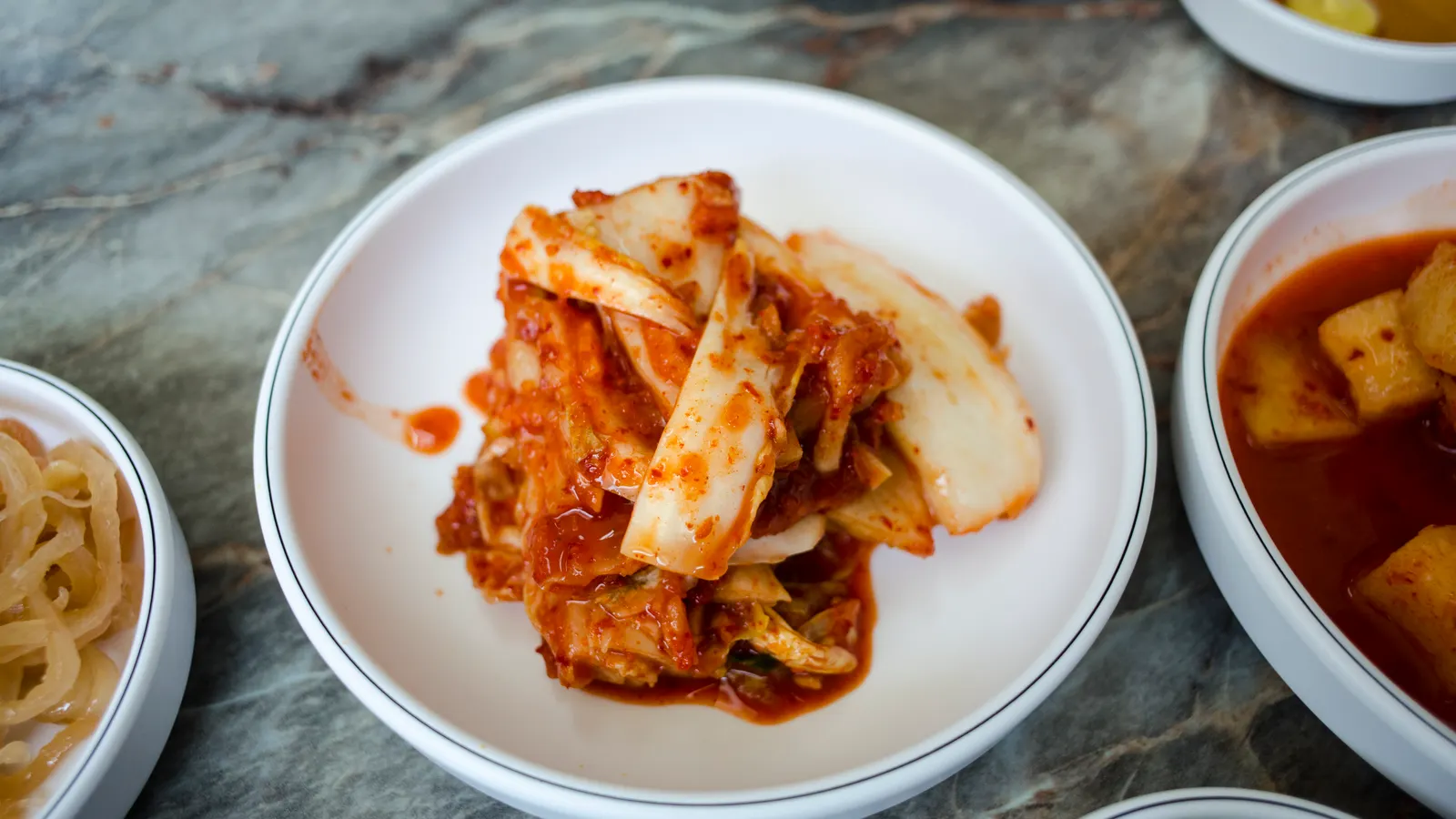 Kimchi coreano de acelga fermentada servido em tigela