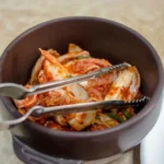 Kimchi coreano de acelga fermentada servido em tigela