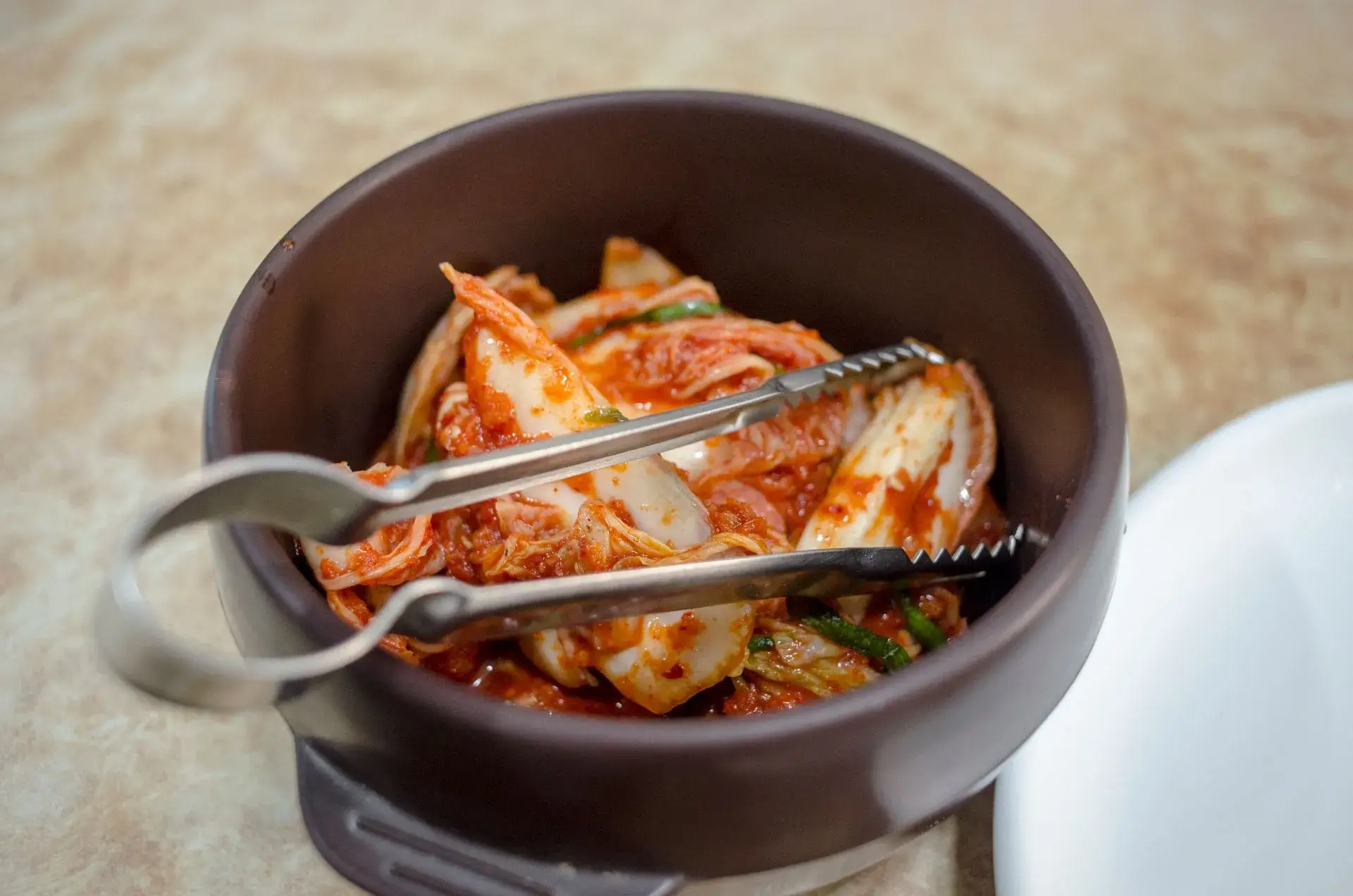 Kimchi coreano de acelga fermentada servido em tigela