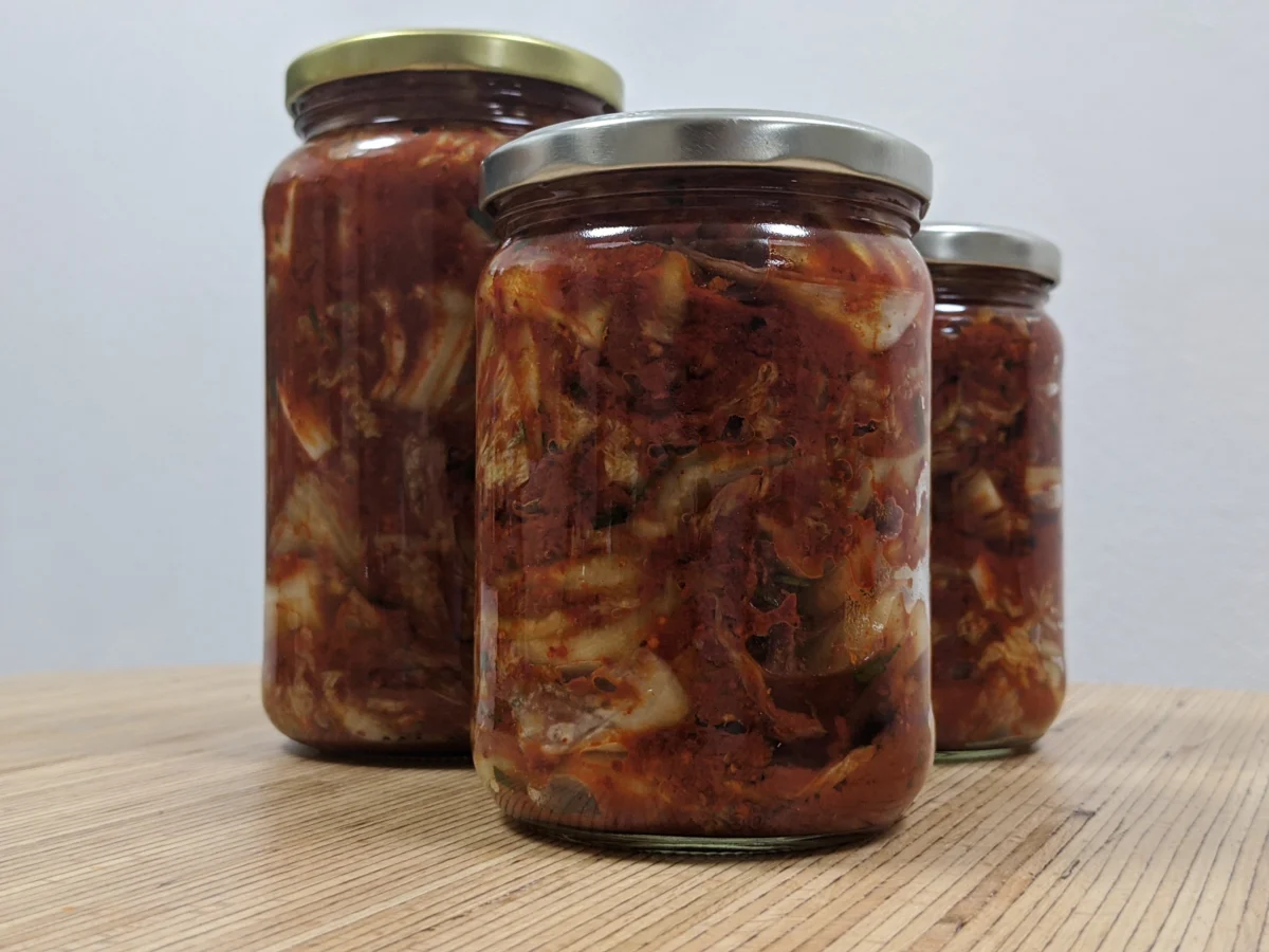 Kimchi fermentando em pote de vidro