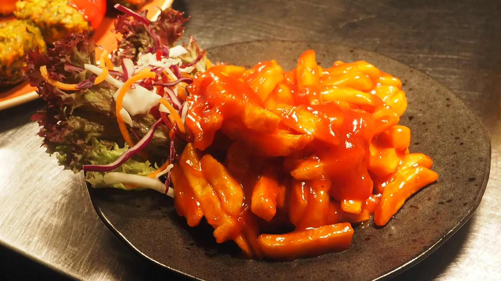 Tteokbokki coreano servido com molho picante