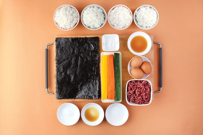 Kimbap: o que é, diferença para sushi e como fazer | Comidas Asiáticas: Ingredientes preparados para montar kimbap