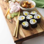 Kimbap ou Gimpap é o tradicional sushi coreano.