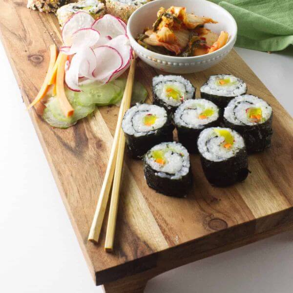 Kimbap ou Gimpap é o tradicional sushi coreano.
