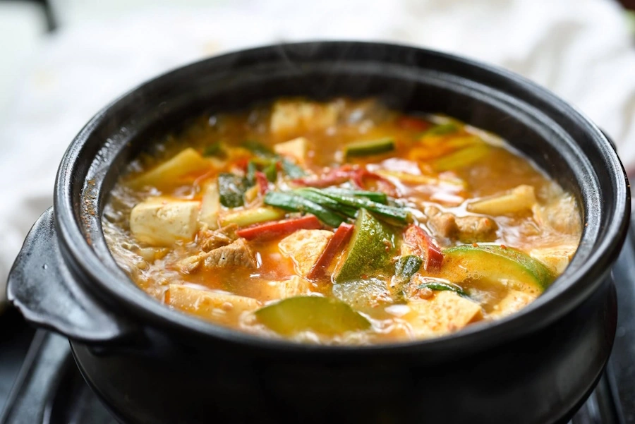 Doenjang Jjigae o ensopado de pasta de soja coreana.