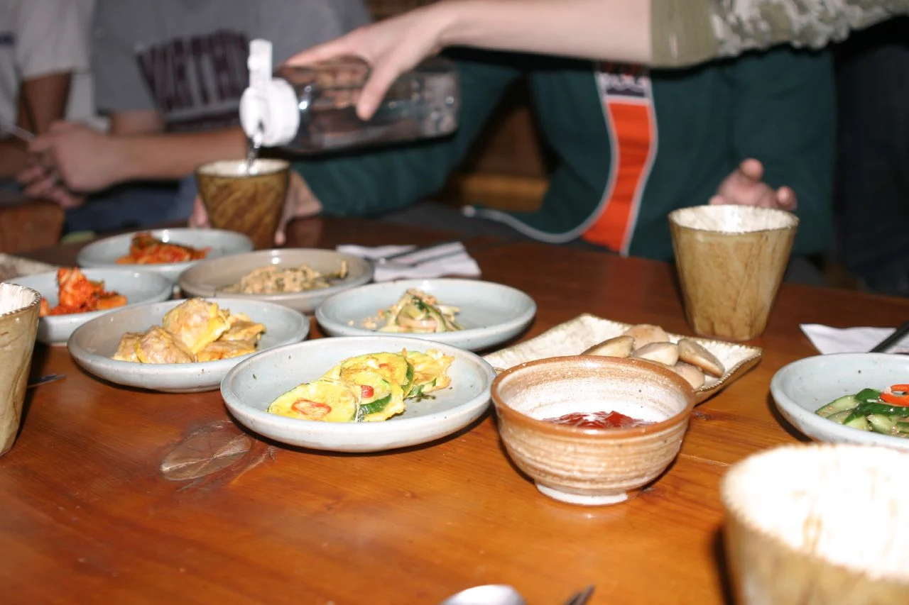 Mesa coreana com diferentes banchan