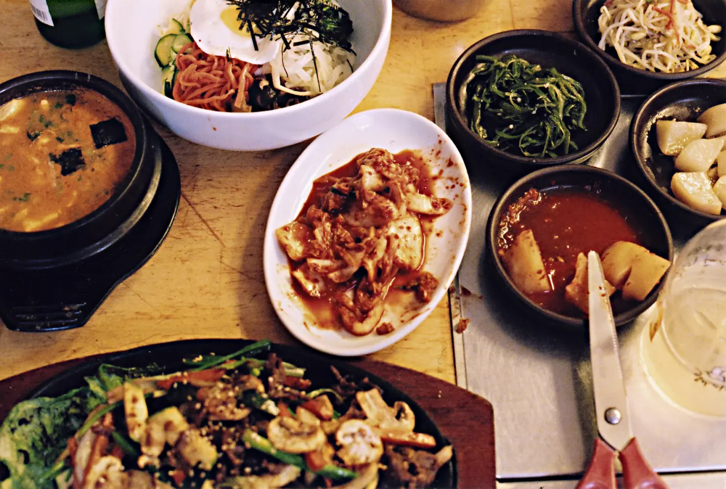Pratos coreanos acompanhados de banchan