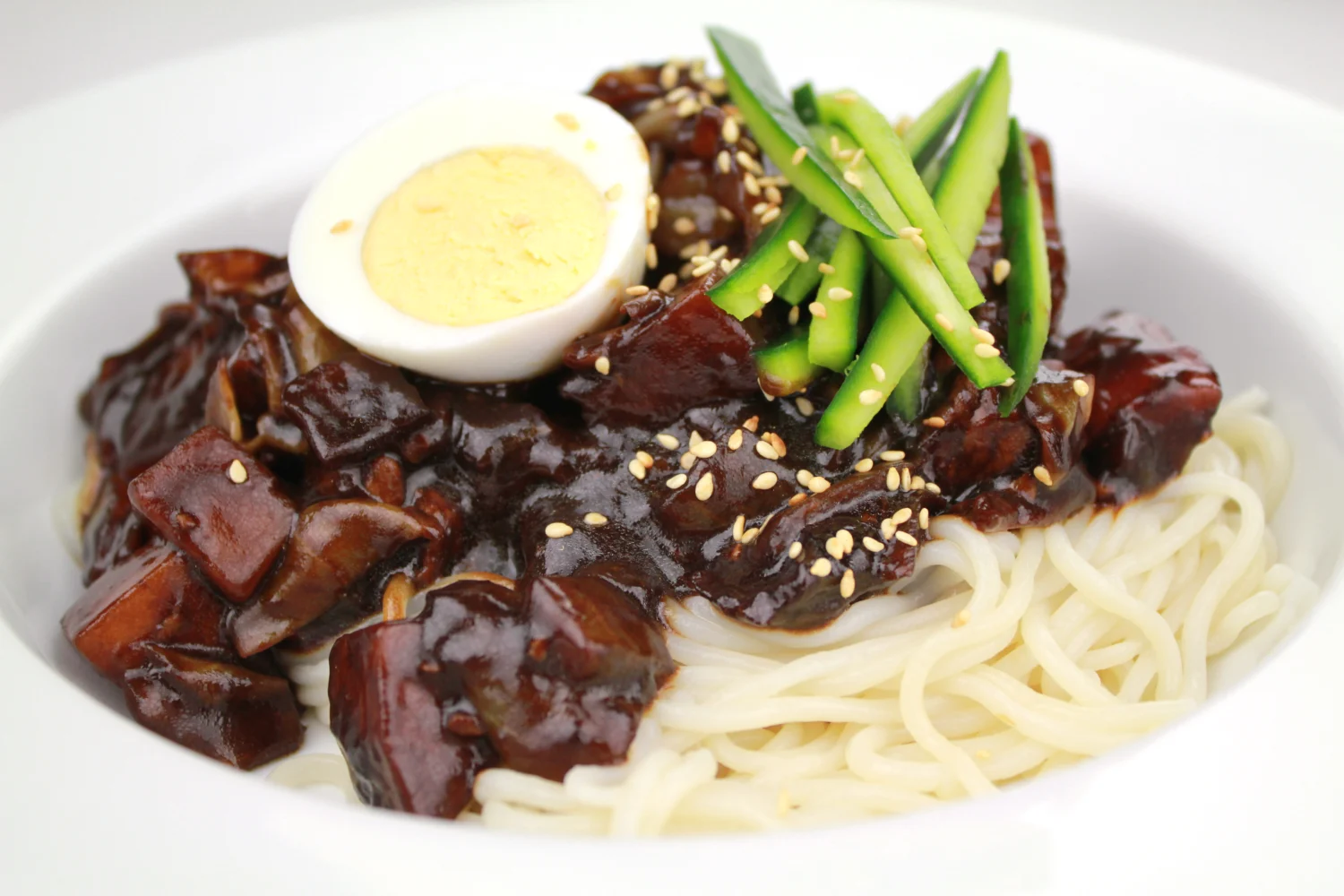 Jajangmyeon: o que é e como fazer o macarrão coreano com molho preto | Comidas Asiáticas: Jajangmyeon com molho preto de chunjang