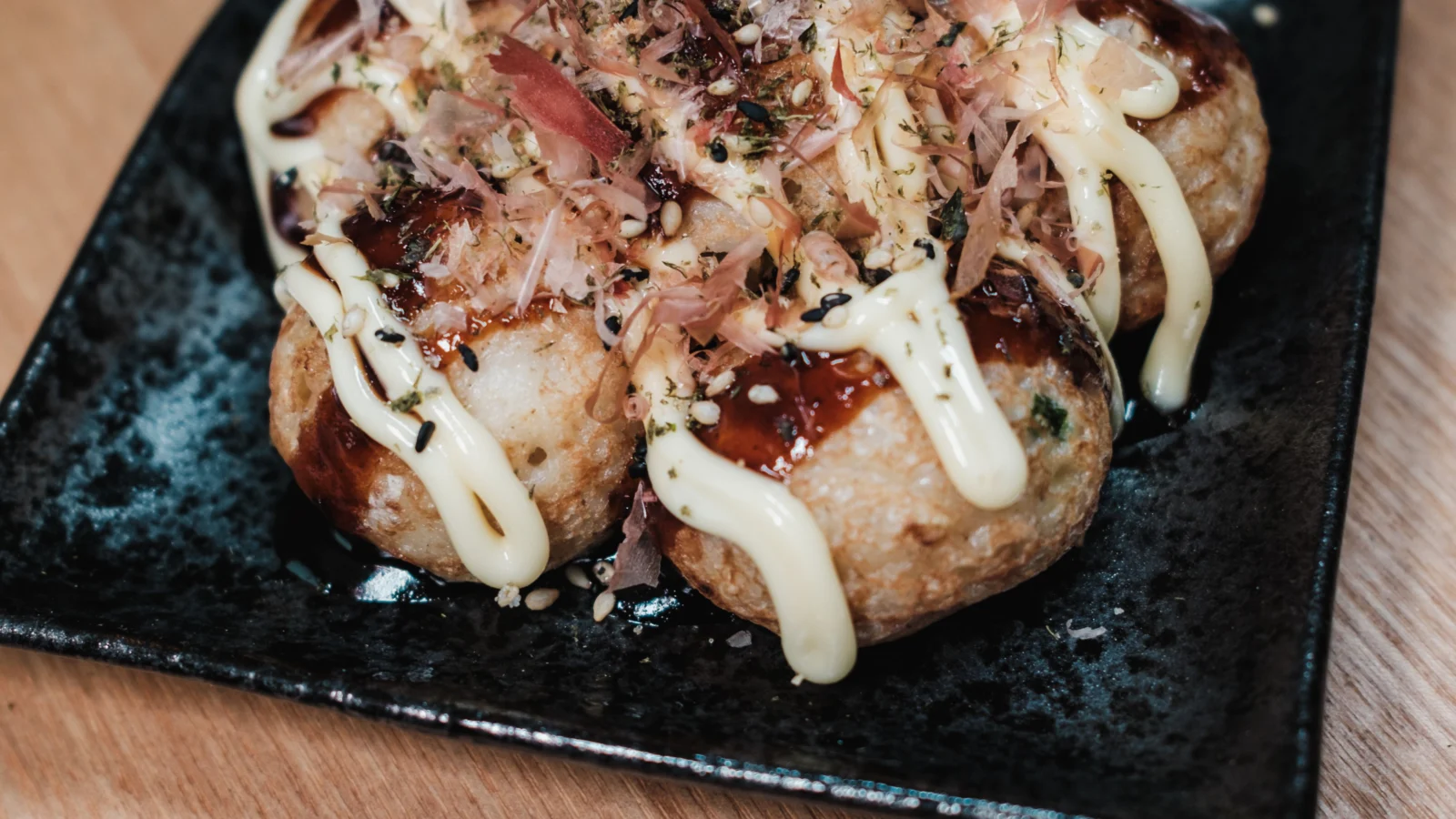 Takoyaki japonês com molho, maionese e katsuobushi