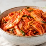 Kimchi vegano de acelga fermentada servido em tigela
