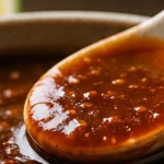 Molho Pad Thai caseiro com tamarindo servido em colher