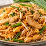 Pad Thai Gai com frango, noodles de arroz, broto de feijão, amendoim e limão
