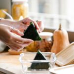 receita de Onigiri caseiro triangular com nori e recheio de atum