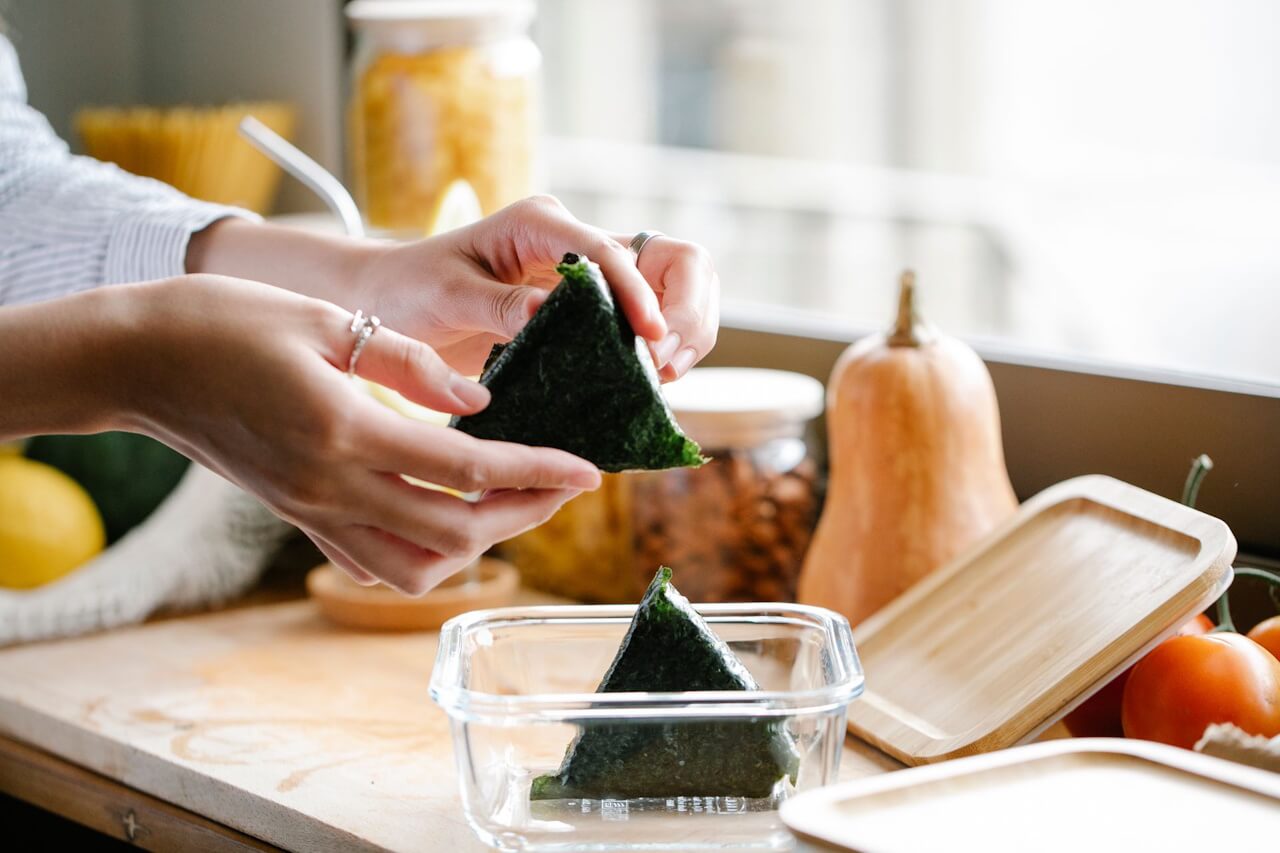 Receita de onigiri: o jeito simples de fazer bolinho de arroz japonês em casa