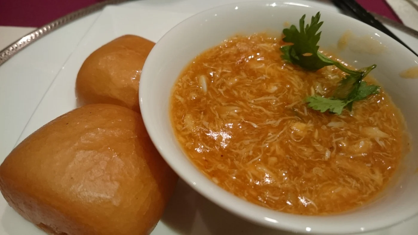Chili Crab de Singapura: o que é, molho e receita | Comidas Asiáticas Molho de chili crab de Singapura servido com pão mantou para acompanhar
