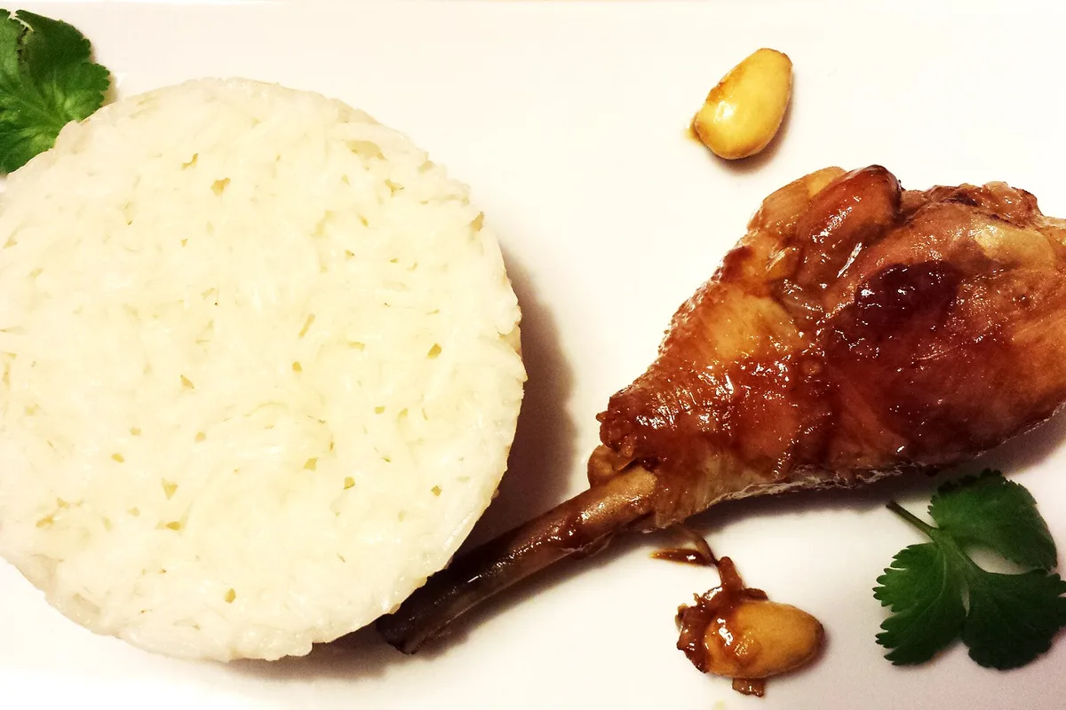 Frango preparado com molho hoisin chinês em prato servido à mesa