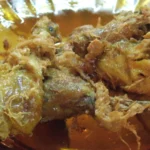 Ayam goreng, frango frito indonésio temperado com especiarias