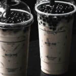 Dois copos de bubble tea taiwanês com pérolas de tapioca no fundo