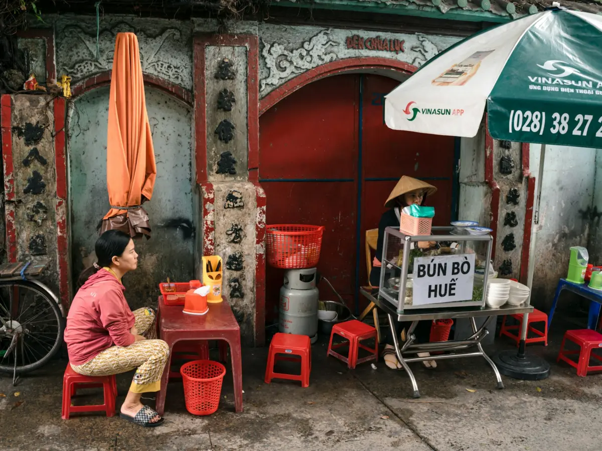 Barraca de comida de rua no Vietnã servindo bún bò Huế