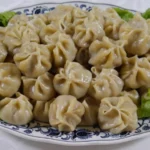 Buuz mongóis cozidos no vapor servidos em prato