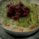 Cendol malaio com fios verdes, leite de coco, açúcar de palma e feijão vermelho
