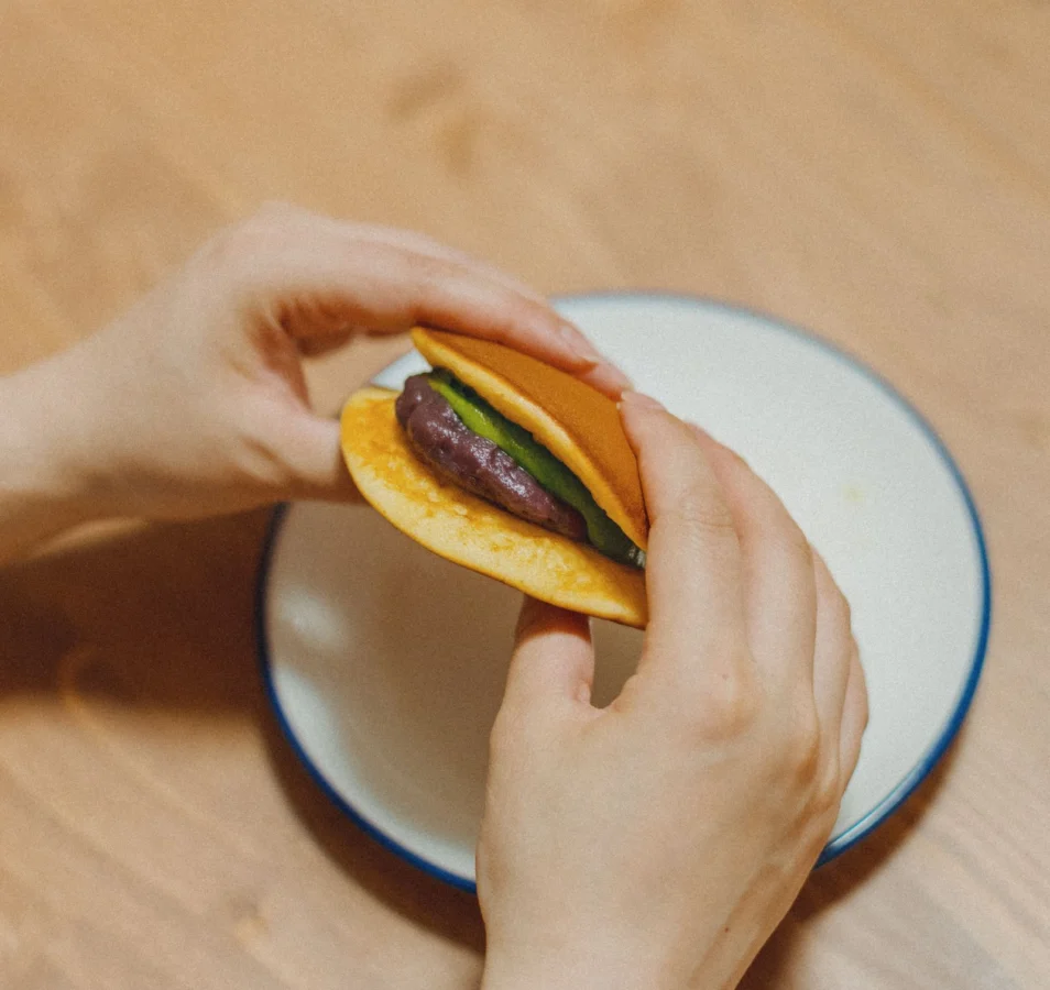 Dorayaki: O Que é e Como Fazer o Doce do Doraemon | Comidas Asiáticas: Dorayaki aberto mostrando recheio de anko de feijão azuki