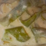 Ema datshi do Butão preparado com pimentas verdes e queijo