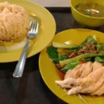 Hainanese chicken rice servido em Singapura com frango e arroz