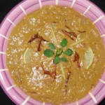 Haleem paquistanês servido em tigela