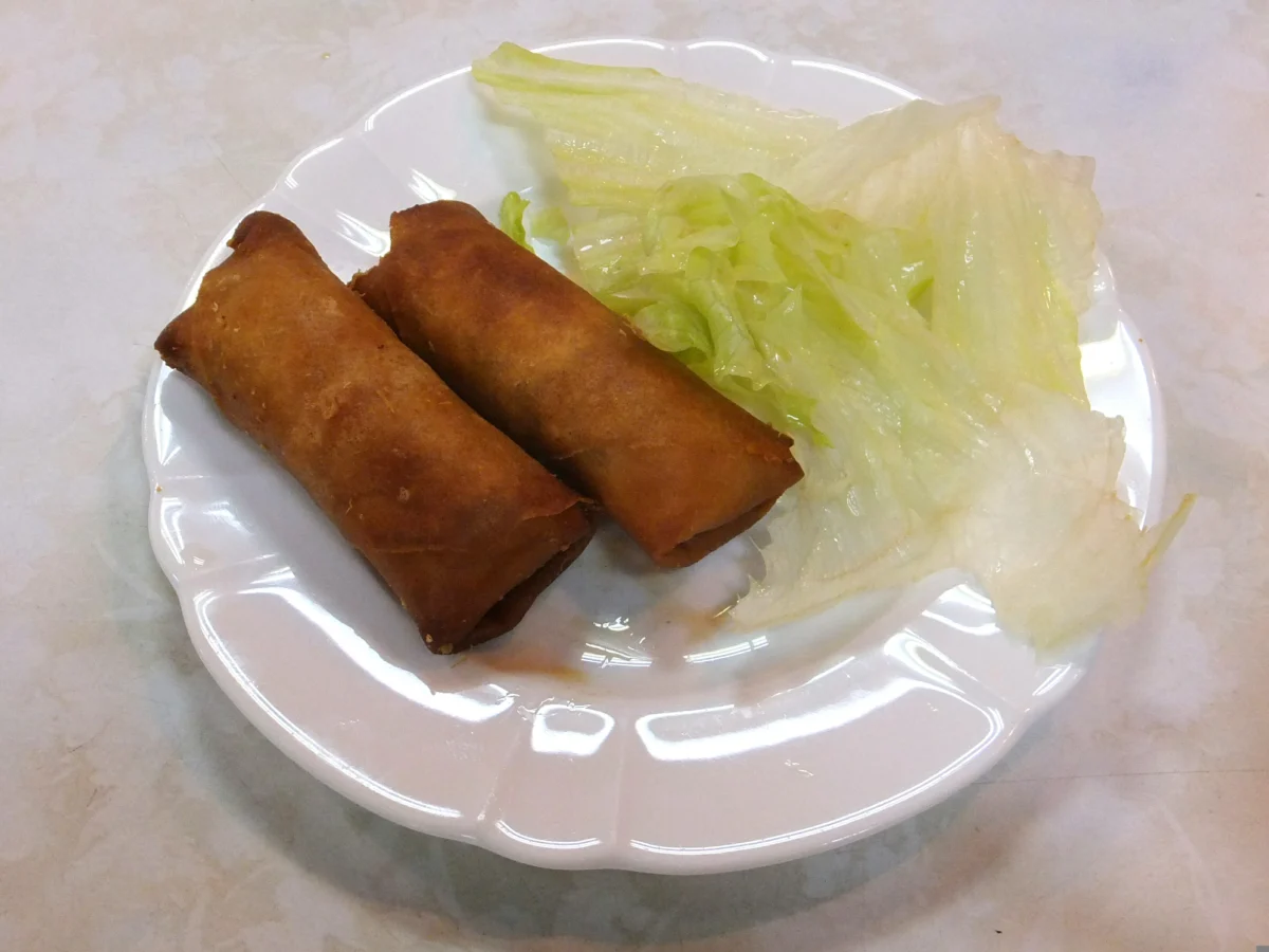 Harumaki japonês frito servido em prato