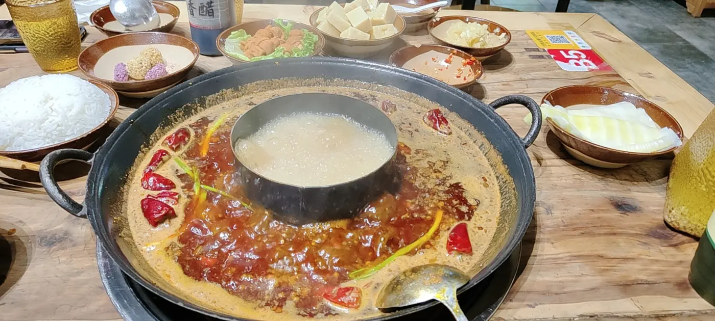 Hot pot de Sichuan com caldo vermelho picante servido à mesa