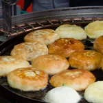 Hotteok dourado, panqueca doce coreana recheada