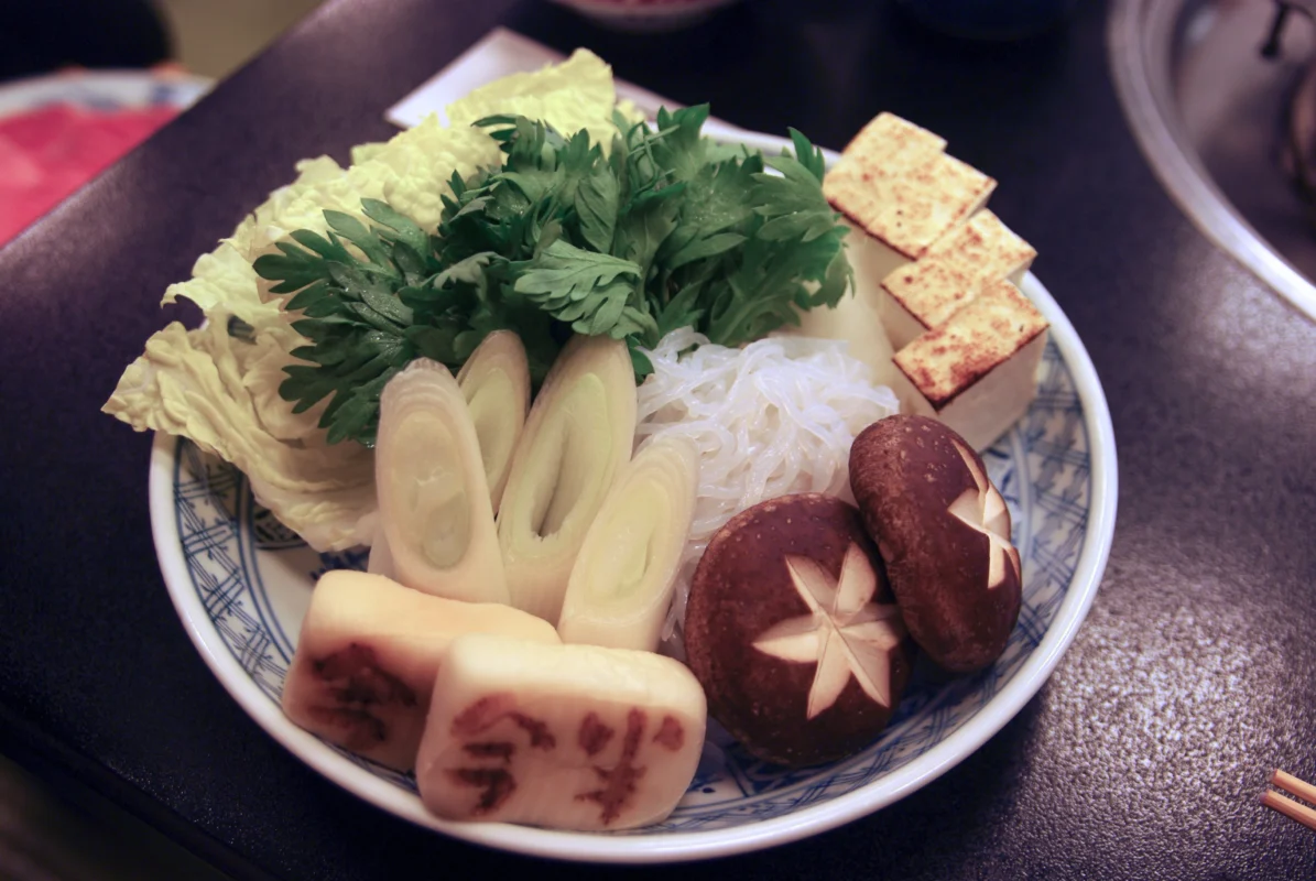 Verduras e cogumelos preparados para sukiyaki