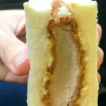 Katsu Sando: O que é o Sanduíche Japonês, Qual o Sabor e Como Fazer | Comidas Asiáticas: Katsu sando com costeleta suína empanada entre fatias de pão macio.