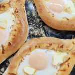 Khachapuri adjariano em formato de barco com queijo e ovo