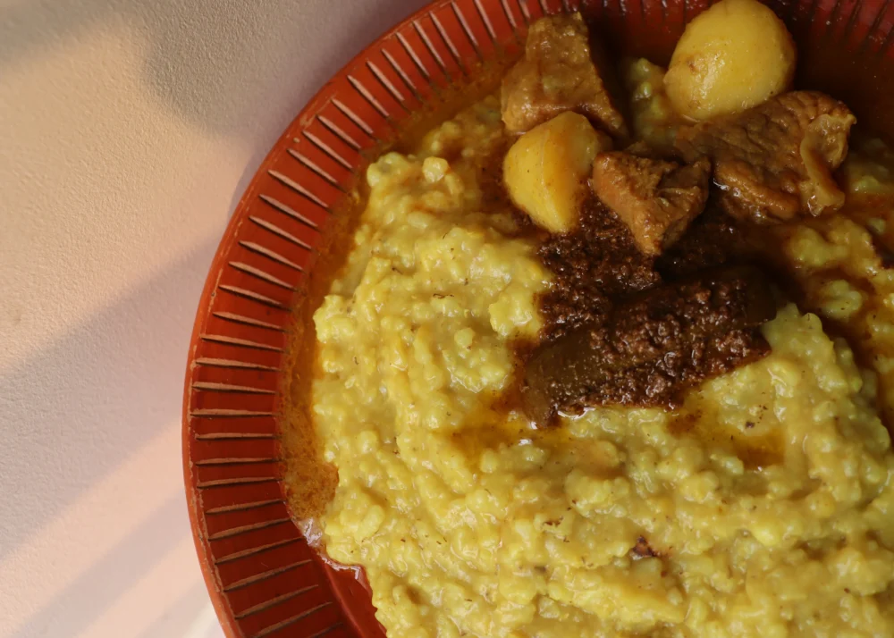 Khichuri de Bangladesh servido com carne bovina