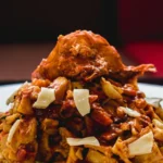 Kottu roti servido com roti picado, curry e frango