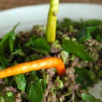Larb (Laap): A Salada de Carne do Laos com Ervas e Arroz Torrado | Comidas Asiáticas: Larb neua do Laos servido com carne picada, ervas e temperos