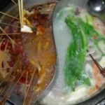 Malatang: A Sopa Chinesa Picante que Virou Febre | Comidas Asiáticas: Malatang chinês com ingredientes variados em caldo picante