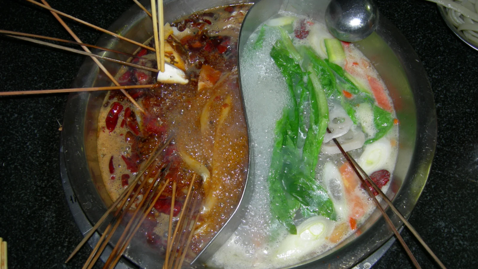Malatang chinês com ingredientes variados em caldo picante