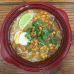 Tigela de mohinga com macarrão de arroz e caldo de peixe