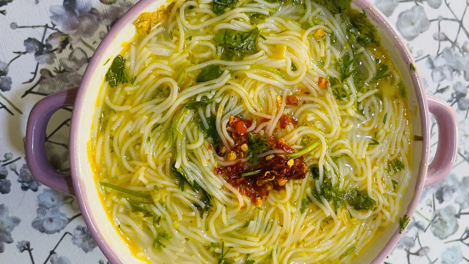 Mohinga: O Que é e Como Fazer a Sopa de Myanmar | Comidas Asiáticas: Tigela de mohinga com macarrão de arroz e caldo de peixe