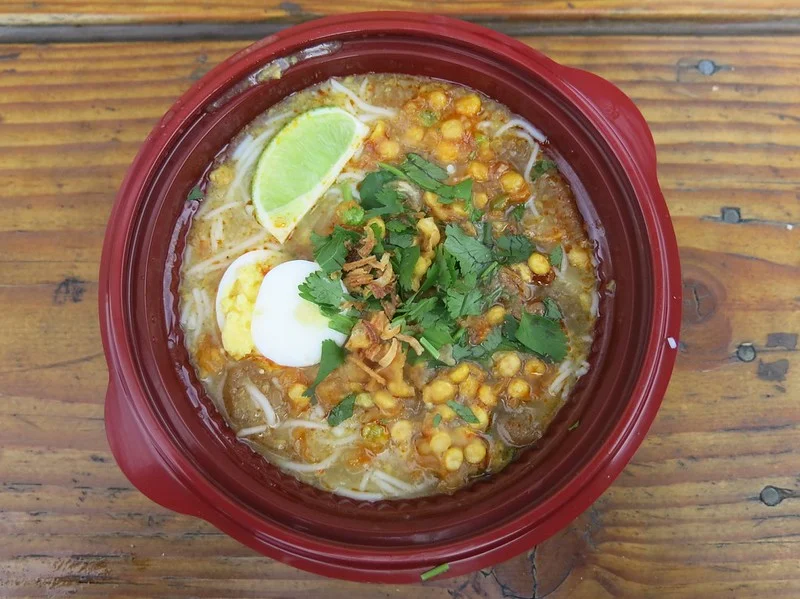 Tigela de mohinga com macarrão de arroz e caldo de peixe