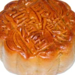 Mooncake: Bolo da Lua Chinês, Tradição e Receita com Azuki | Comidas Asiáticas: Mooncake chinês tradicional com superfície decorada