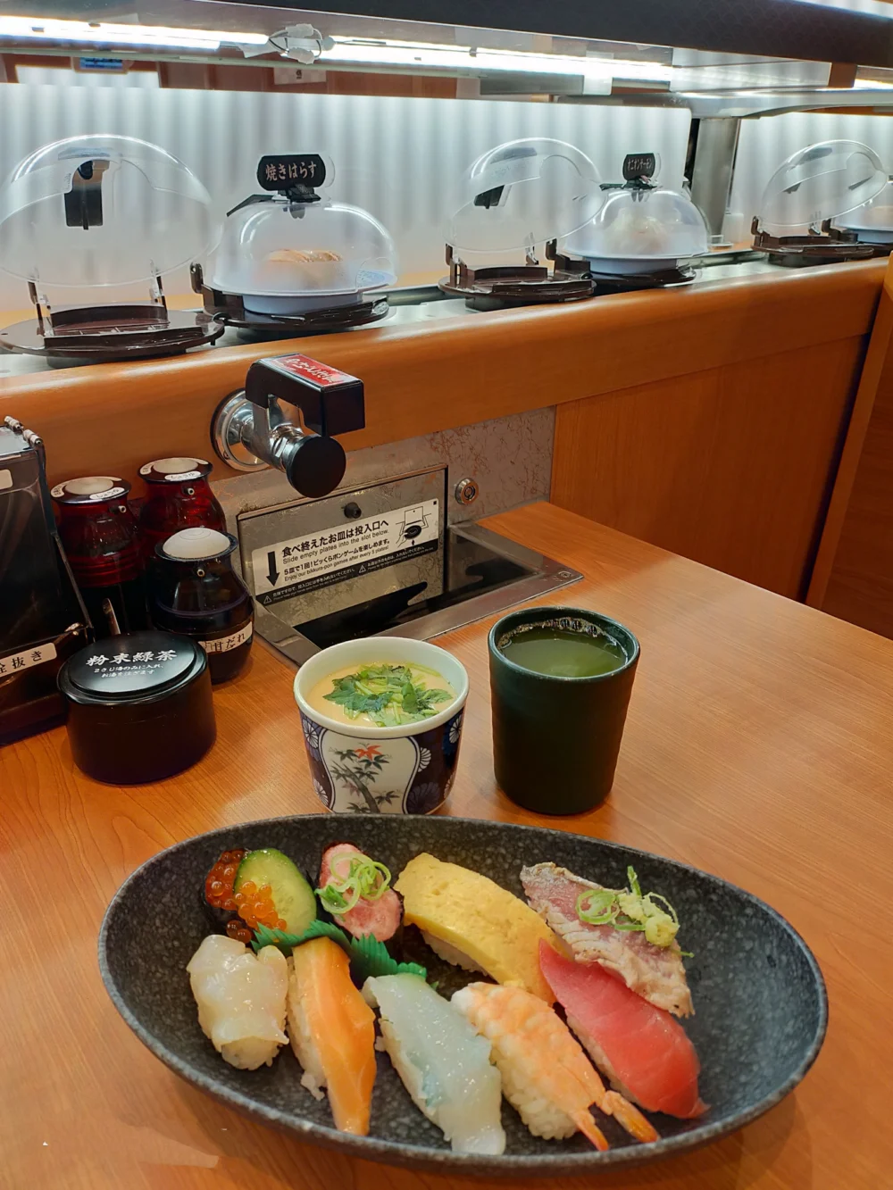 Prato de nigiri sushi japonês com diferentes coberturas