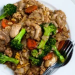 Pad See Ew: Macarrão Tailandês Salteado com Molho de Soja | Comidas Asiáticas: Pad see ew com macarrão de arroz largo, carne e vegetais